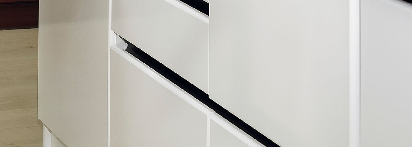 Lakier czy folia PVC na frontach MDF: co łatwiej naprawić po uderzeniu?