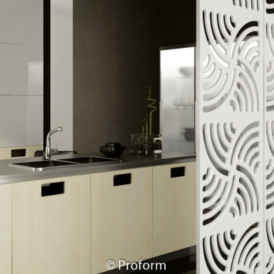 Panel ażurowy jako mobilna przegroda w kawalerce